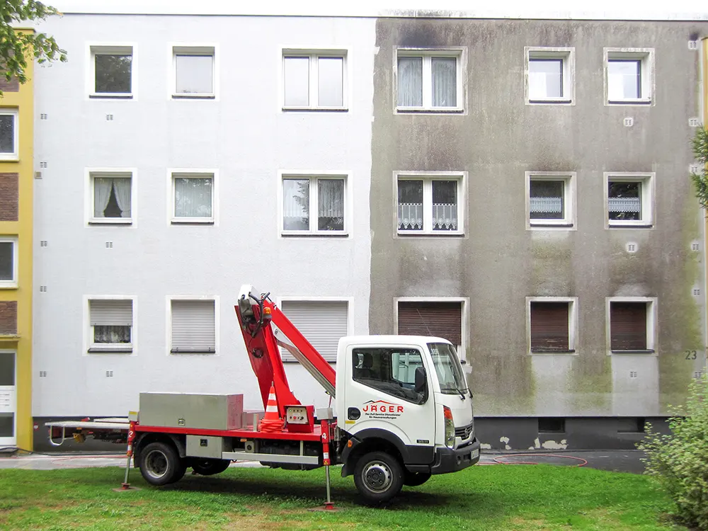 Professionelle Fassadenreinigung mit Ausrüstung der Reinigungsfirma JÄGER