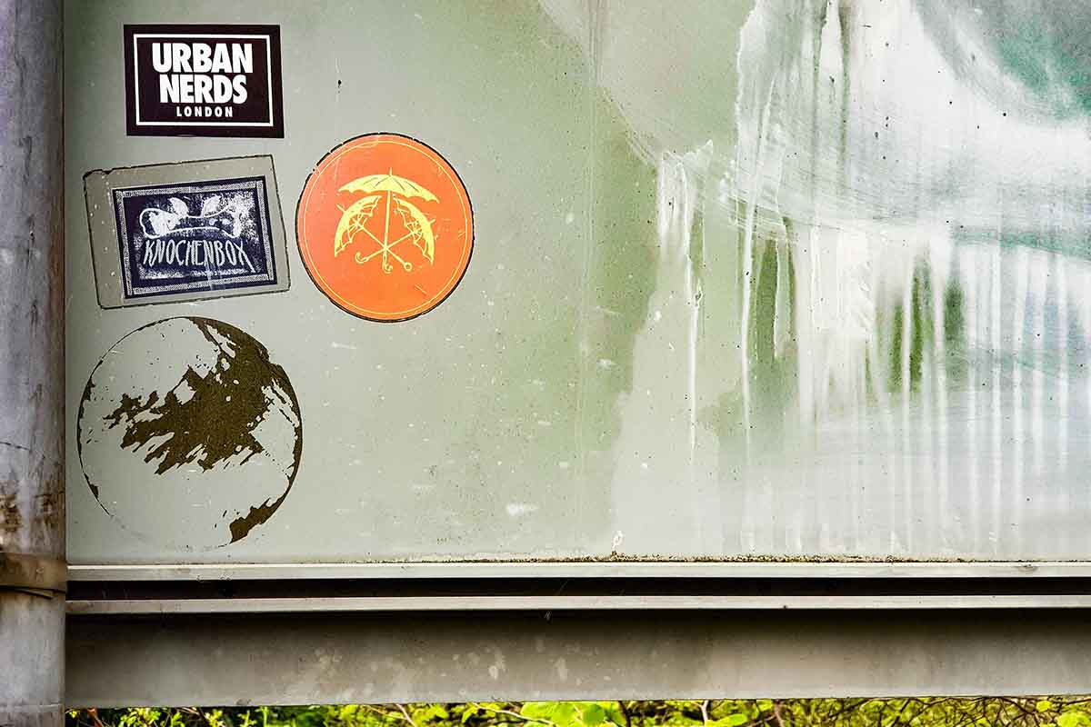 Sticker auf einer Glasfläche, welche entfernt werden sollten
