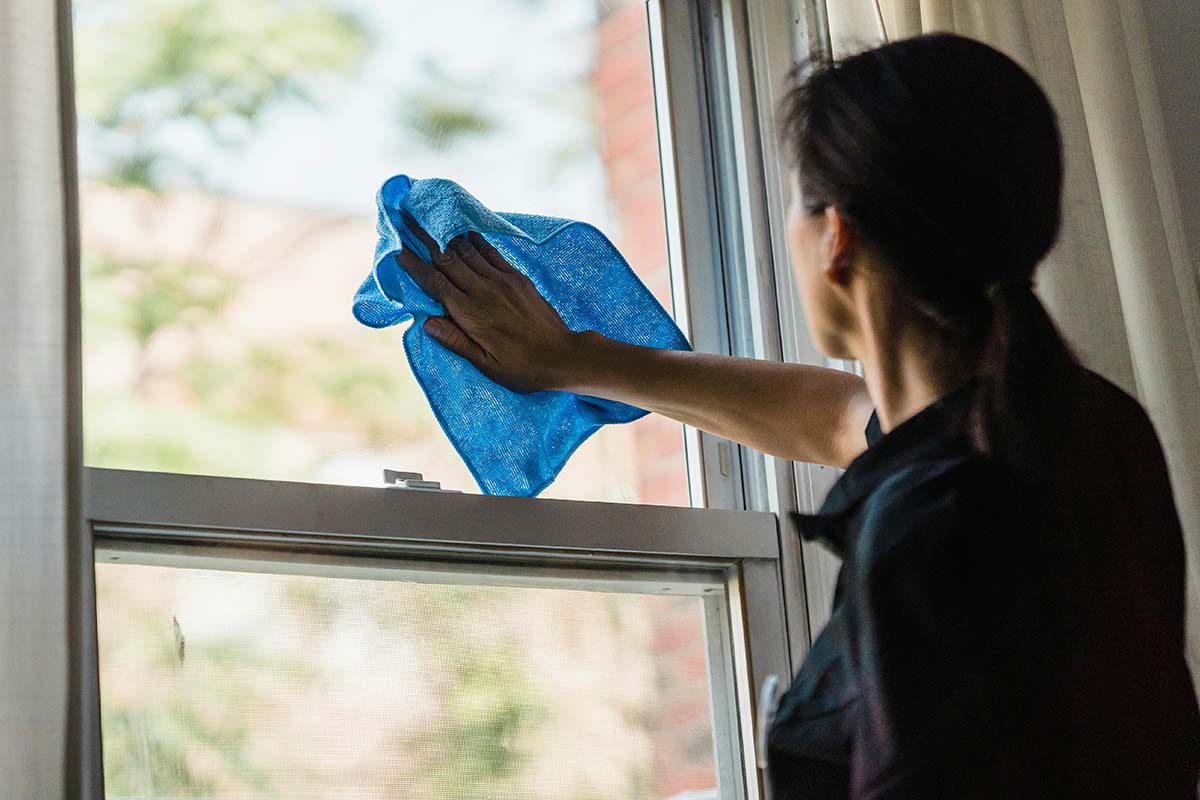 Reinigung vomn Fenster und Rahmen in einer Wohnung in Wien