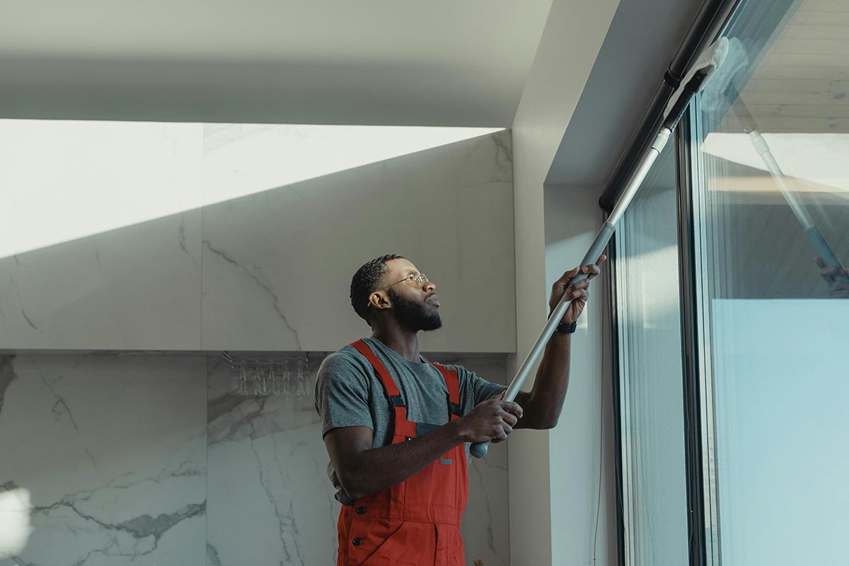 Fensterreinigung in einer modernen Wohnung in Wien