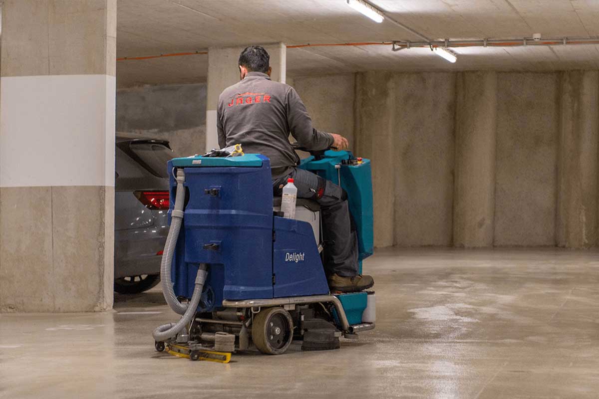 Professionelle Gebäudereinigung in einer Garage in Wien