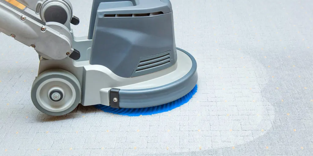 Bodenreinigung mit einer Maschine
